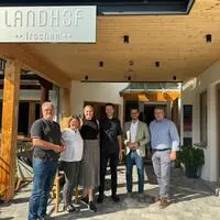 Beim Besuch des Naturhotels Landhof Irschen tauschten sich Sebastian Schuschnig (Zweiter von rechts) und Bürgermeister Manfred Dullnig (rechts) mit den Gastgebern Simone und Markus Locker (Mitte) über den Betrieb und die regionale Küche aus