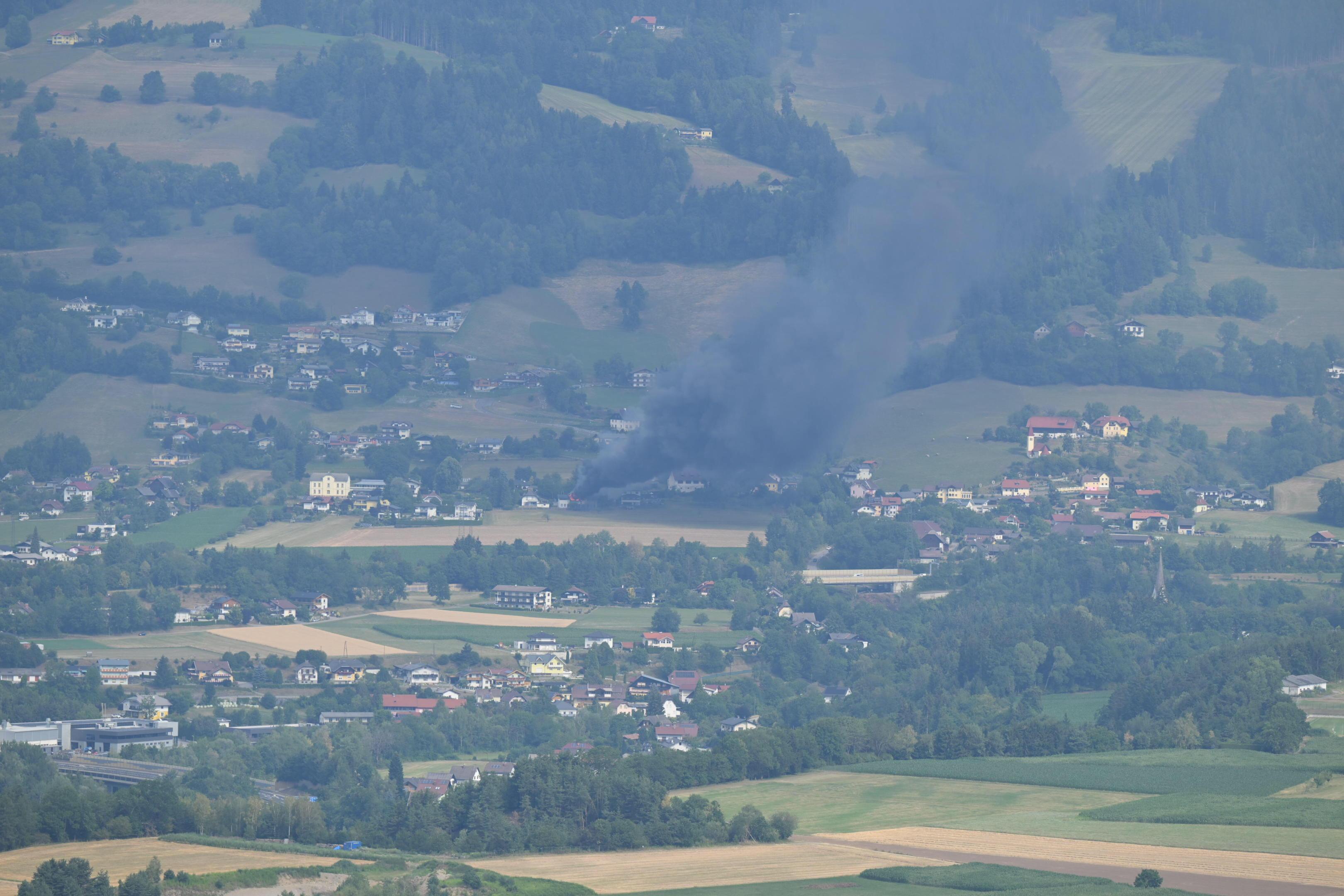 Das Feuerwehrhaus in Lieserhofen stand in Vollbrand. Die Rauchsäule war kilometerweit zu sehen