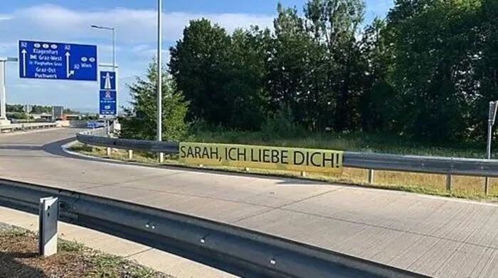 Liebesschwur auf der Leitplanke