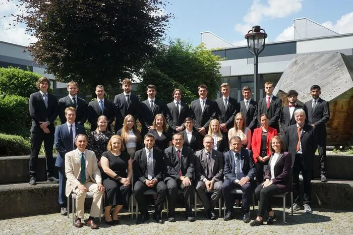Bautechnik-Maturaklasse 5AHBTH: Ines Pijavec, Lena Rabensteiner, Nico Schaden, Oliver Schönauer, Lena Stückler, Nora Sellmeister, Gabriel Godja Jarda, David Grabmaier, Fabian Gruber, Valentin Ilic, Mahmoud Jafarian, Mario Margan, Stefan Rieger, Clemens Schultermandl und Timo Tellian - mit Klassenvortand Gerd Loibnegger, Direktor Arno Martetschläger, Abteilungsvorstand Bartholomäus Reiter und Ehrengästen.