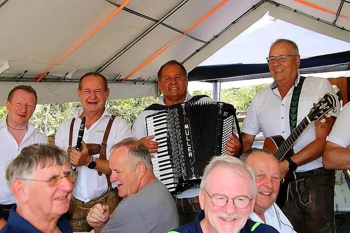 Zu den Klängen der Gruppe „Herzschlag“, welche mitten unter den Leuten ohne Anlage musizierte, konnten sich die zahlreichen Besucher bestens unterhalten, ein köstliches Mittagessen einnehmen und das „Karlschacht-Bier“ verkosten.