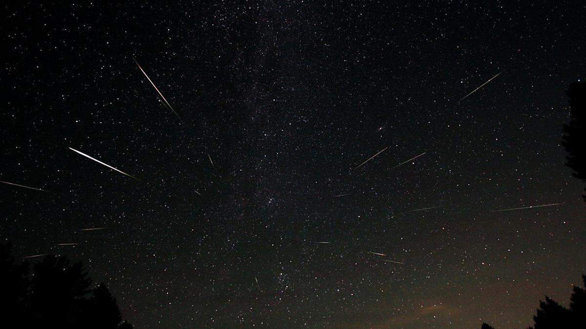 Am schwarzen Himmel fallen die golden-leuchtenden Sternschnuppen besonders auf