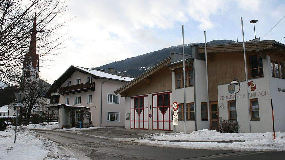 Das bestehende Gemeindehaus sowie das Feuerwehrhaus werden umgebaut und in das neue Gemeindezentrum von Amlach integriert 	