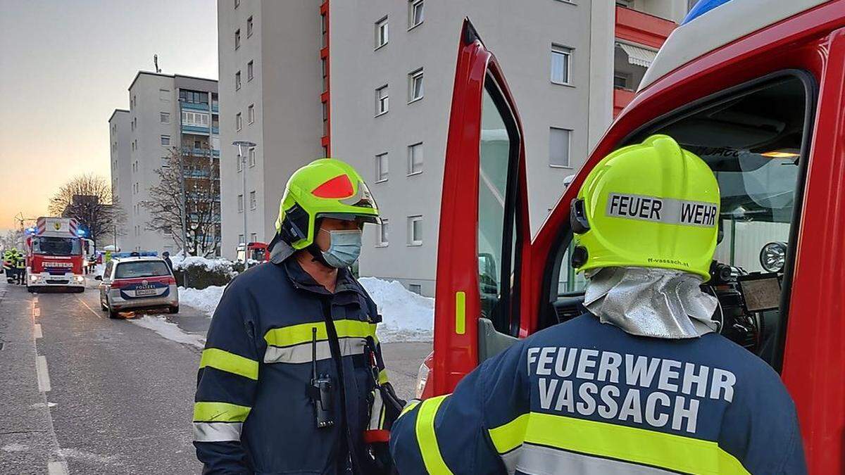 Die Feuerwehr rettete eine Person aus der verrauchten Wohnung