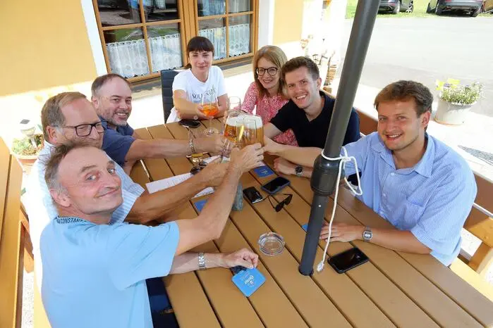 Gesehen wurde auch der St. Urbaner Bürgermeisterkandidat Max Kogler (6. von links) mit seiner Familie und Freunden.