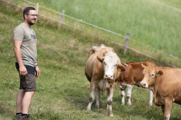 „Wir haben Kühe und Schweine. Sie werden hier am Hof geschlachtet, das Fleisch veredelt und im Hofladen verkauft“, erklärt Gregor Tertinjek.