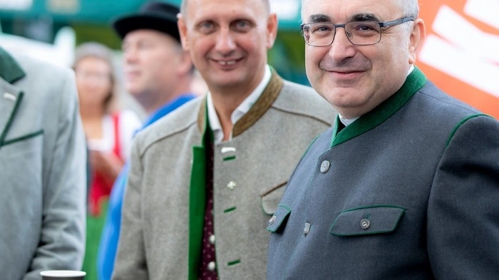 Nicht nur Bischof Wilhelm Krautwaschl (im Foto mit Johann "Kleini" Kleinhofer, GF der Mariazeller Land GmbH) ließ sich das Aufsteirern nicht entgehen: Er sorgte erstmals für den Segen von ganz oben - beim Eröffnungsgottesdienst in der Stadtpfarrkirche