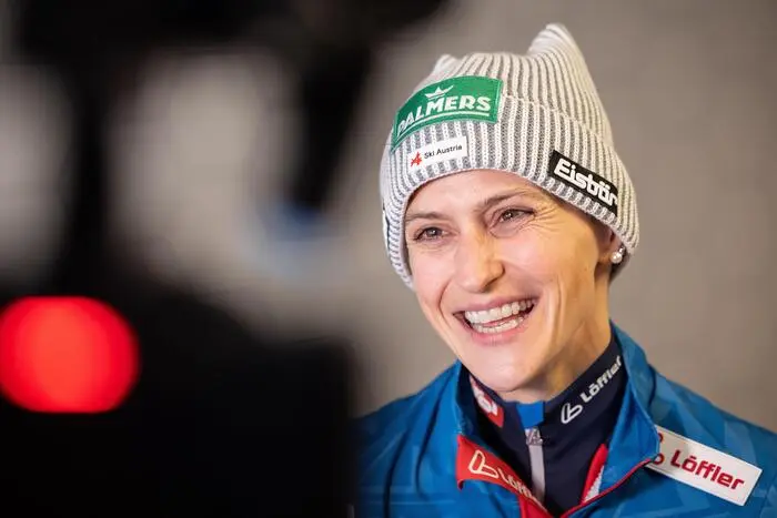 Kaum eine Spitzensportlerin erduldete so viele Rückschläge wie Eva Pinkelnig. Im Dezember 2020 musste die Vorarlbergerin nach einem Trainingssturz und einem Milzriss notoperiert werden, nur zwei Jahre später holte sie sich den Skisprung-Gesamtweltcup. Vor rund einem Jahr der nächste arge Dämpfer: Nach einem Kreuzbandriss verpasste Pinkelnig die Saison 2025/26. Wer glaubt, dies wäre für eine bereits 38-Jährige der richtige Zeitpunkt zum Aufhören, der irrt. Vor zwei Wochen gab sie ihr Comeback und will im Winter wieder angreifen. Warum? Weil sie weiß, dass sie noch immer gewinnen kann.