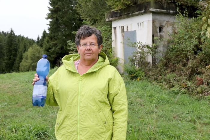 Mineral- statt Leitungswasser: Marion Auer-Ordelt vor dem desolaten Hochbehälter