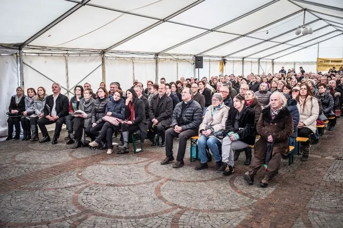 Die 400 Gläubigen im Besucherzelt vor dem Dom verfolgten die Bischofsweihe auf Großbildleinwand.