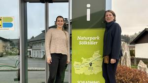 V. l.: Julia Bauer und Gabriele Trinker, Biodiversitätsexpertin beziehungsweise Geschäftsführerin des Naturparks Sölktäler