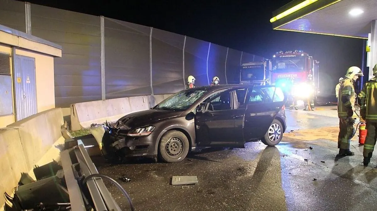 Das Fahrzeug blieb erst stehen, als es mit der Betonleitwand kollidierte