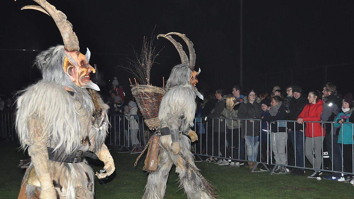 Die Absperrgitter werden nicht zum Gaudium aufgestellt, sondern auch als Schutz für sichteingeschränkte Krampusse und Perchten (Sujetbild)