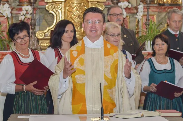 Die Heilige Messe, die von der Trachtenkapelle und dem MGV und Frauenchor musikalisch und gesanglich umrahmt wurde, zelebrierte Stadtpfarrer Christoph Kranicki.