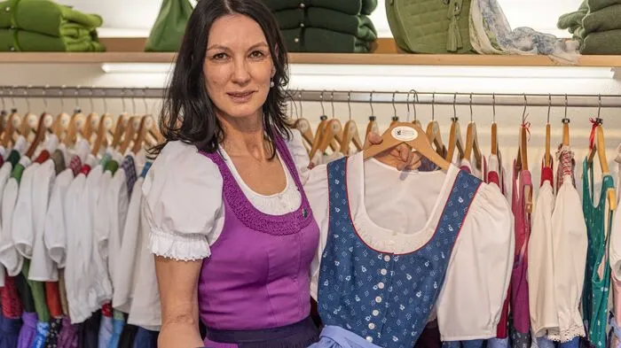 Anita Schmid vom Steirischen Heimatwerk in der Sporgasse meint: "Tracht entspricht dem Zeitgeist. Die Jugend wandelt es ab - und kombiniert zum Beispiel Sneakers dazu. Der Bauernbundball ist lässig, kombinieren ist erlaubt"