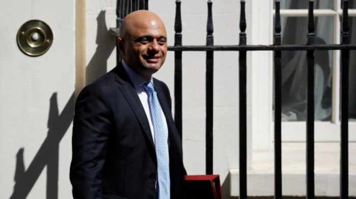 Nachdem Finanzminister Philip Hammond am Mittwoch zurückgetreten ist, folgt ihm der bisherige Innenminister Sajid Javid auf den Posten. Der 49-jährige EU-Skeptiker und Ex-Banker ist als Sohn pakistanischer Einwanderer der erste Finanzminister einer ethnischen Minderheit. Johnson hatte bereits angekündigt, mehr Frauen und Politiker ethnischer Minderheiten in sein Kabinett zu ernennen.