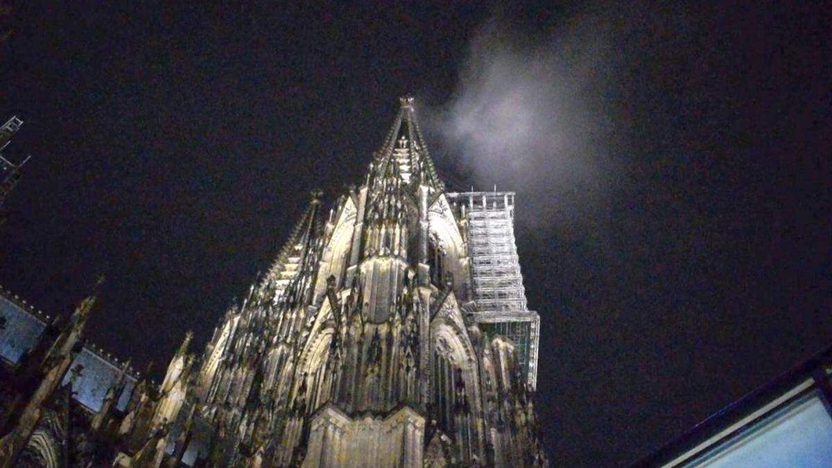 Passant hielt Wolke für Rauch: Großeinsatz am Kölner Dom