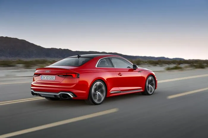 Sportliche Akzente am Heck setzen der Diffusoreinsatz, die ovalen Endrohre der RS-Abgasanlage sowie eine aufgesetzte Spoilerlippe. Serienmäßig rollt der RS 5 auf 19-Zoll-Rädern, 20-Zöller stehen optional zur Wahl. Die Optikpakete – Schwarz glänzend, Carbon und Aluminium matt – erweitern das Individualisierungsangebot.