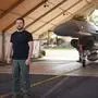 Der ukrainische Präsident Selenskyj vor einem Kampfjet