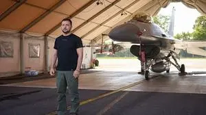 Der ukrainische Präsident Selenskyj vor einem Kampfjet