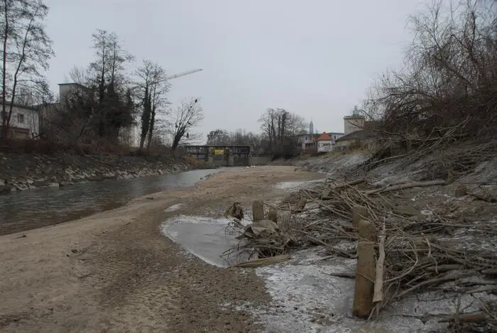 Aus dem Kleine-Zeitung-Archiv: Die Raab nach dem Ablassen des Staubereichs der Clement-Mühle in Feldbach im Jahr 2015