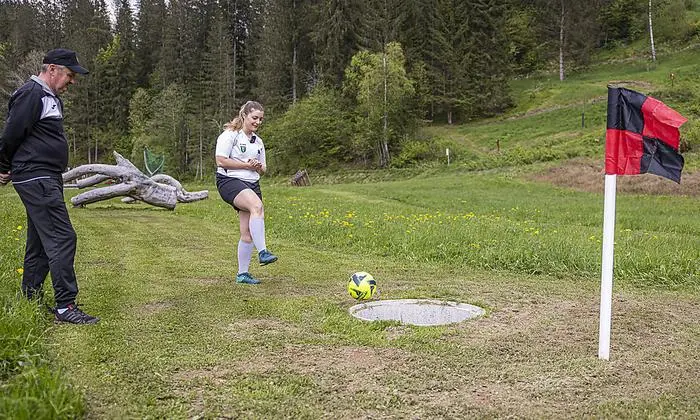 Der Ball wird wie beim Minigolf "eingelocht"