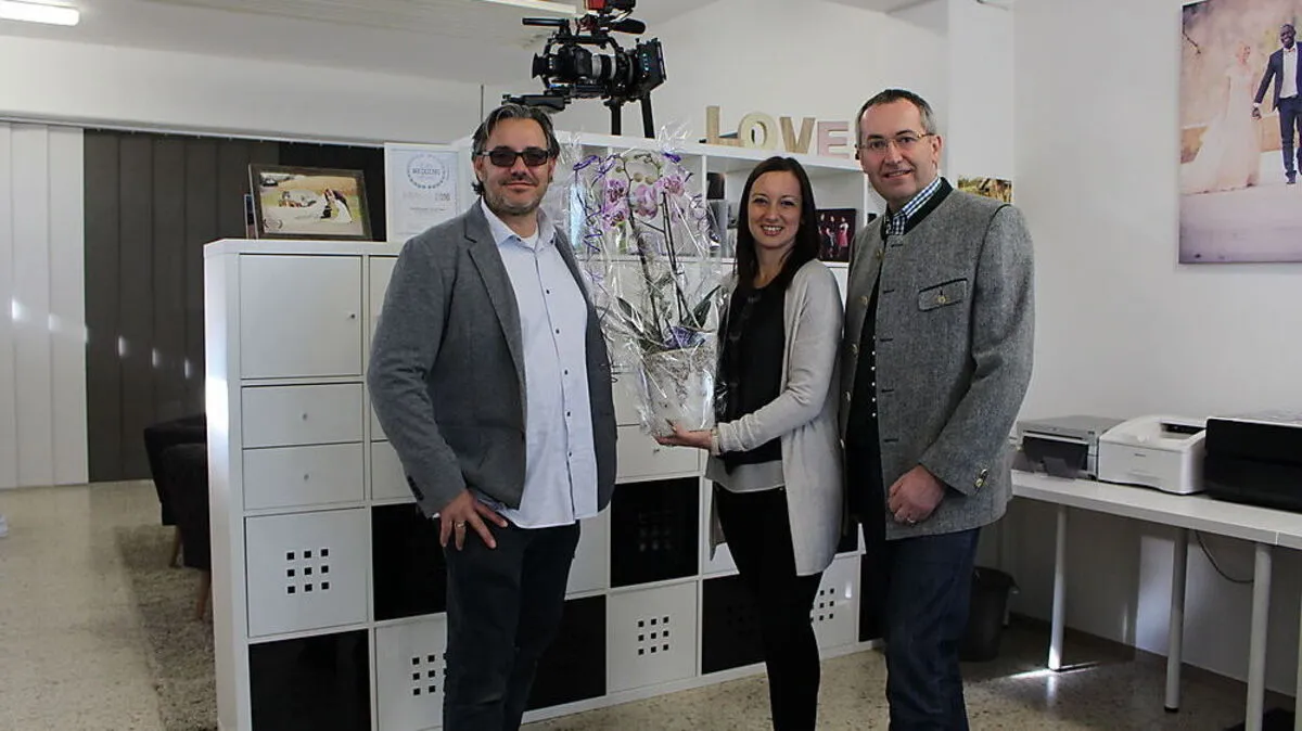 Dietmar und Natja Kump mit Ortschef Franz Feirer (v. l.)