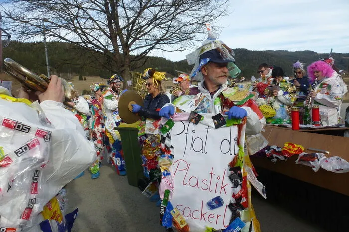 Mit Musik wurde das Plastiksackerl zu Grabe getragen.