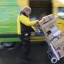 ABD0068_20231211 - WIEN - ÖSTERREICH: ++ THEMENBILD ++ Ein Post Mitarbeiter im Rahmen der Paketzustellung am Montag, 11. Dezember 2023, in Wien. Am 20. Dezember ist es zu spät - zumindest für das Weihnachtspackerl für die Liebsten auf dem Postweg. Wie die Post mitteilt, sollten Pakete für den Inlandsversand bis zum 19. Dezember aufgegeben werden. Geht es in die angrenzenden Länder, dann einen Tag früher. - FOTO: APA/ROBERT JAEGER