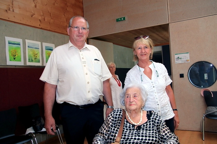 Mit Freude begrüßte Bürgermeister Johann Schmid die Malrunde, unter ihnen Milla Stojan, Gründungsmitglied der Runde, und Elfriede Zwanzger aus Gößnitz (Gemeinde Maria Lankowitz), die bereits zum 24. Mal dabei war.