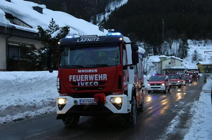 Bei der Anfahrt über den Lahnsattel musste das Vorauskommando einen kurzen Stopp einlegen, da ein abgegangenes Schneebrett die Straße blockierte.
