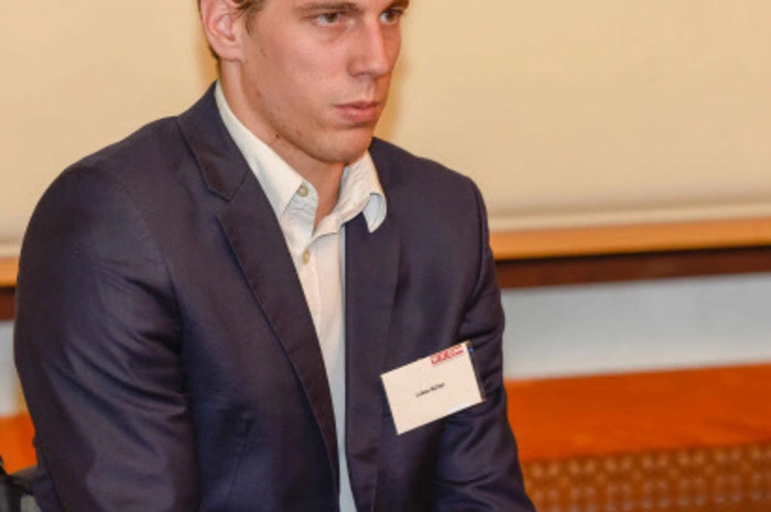 Derzeit macht der 25-Jährige die Ausbildung zum Finanzdienstleister und hält Vorträge unter dem Motto „Jetzt erst recht!“.