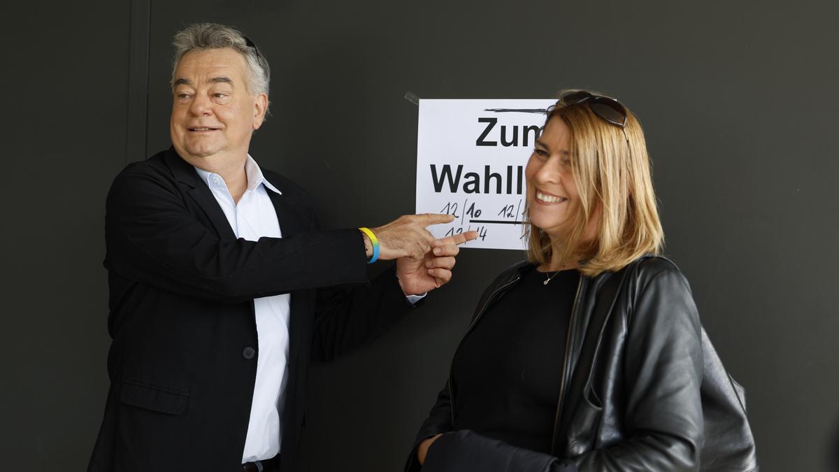 Vizekanzler Werner Kogler (mit Gattin Sabine Jungwirth bei der Stimmabgabe) ist auf der Grünen-Landesliste auf Platz 93 vertreten.