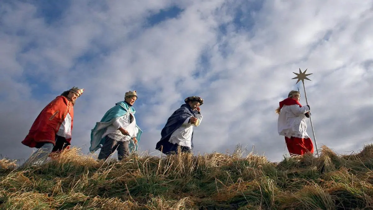 APA10768480-2 - 26122012 - WIEN - ÖSTERREICH: ZU APA 064 CI - Während viele Kinder die Weihnachtsfeiertag mit Skifahren oder Faulenzen verbringen, werden ab dem morgigen Donnerstag rund 85.000 Sternsinger in ganz Österreich unterwegs sein und bis 6. Jänner etwa 420.000 Kilometer zurücklegen, was einer zehnmaligen Umrundung der Erde entspricht. Im Bild: Bianca, Stefan Konrad und Manuela (v.l.) ziehen am Freitag, 5.01.2007 in Lengenwang als Heilige Drei Könige und Sternträger verkleidet mit wehenden Kostümen durch die Landschaft. A APA-FOTO: DPA/KARL-JOSEF HILDENBRAND