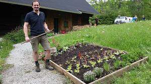 Im neu angelegten Gemüsebeet beim Schwaighof hat Gernot Kubart Salat, Radicchio, Krauthäupel und noch einiges mehr gepflanzt