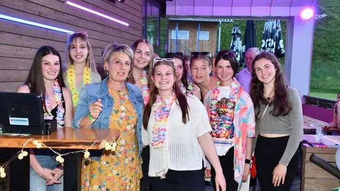 Die 14 Schülerinnen der 4. Klasse der HLW Murau organisierten am 1. Juli eine Mottoparty in der Kastanienbar bei der Kreischberg Talstation, um sich auf ihren Maturaball am 23. November vorzubereiten.