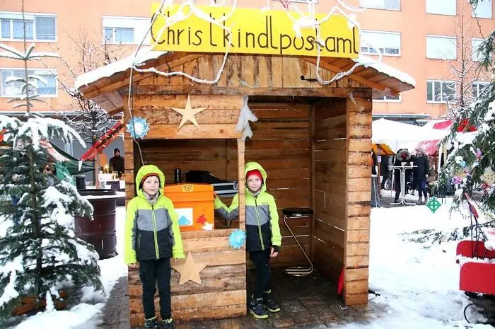 Auch das „Christkindlpostamt Lipizzanerheimat“ war wieder geöffnet, wo Kinder ihre Briefe an den Weihnachtsmann aufgeben konnten. Die liebevoll geschriebenen Briefe der Kinder werden vom Christkind persönlich beantwortet und rechtzeitig vor Weihnachten zugestellt.