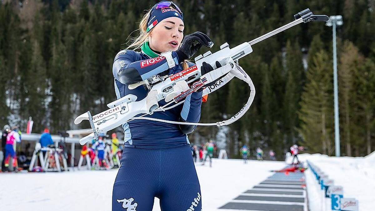 Dorothea Wierer am Schießstand im Biathlonzentrum Obertilliach  