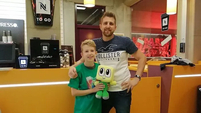 Für Fabian (11) ist Chaosflo44 sein Lieblings-Youtuber, den er immer schon einmal persönlich kennen lernen wollte. Er beobachtet ihn schon seit über drei Jahren. Papa Stefan (36) ist auch angetan von dem Youtuber - Kinder können ihn ungehindert schauen, weil er keine vulgären Ausdrücke verwendet. "Das ist auch ein guter Unterhaltungswert im Vergleich zum ständigen Playstation-Sitzen", lacht er.