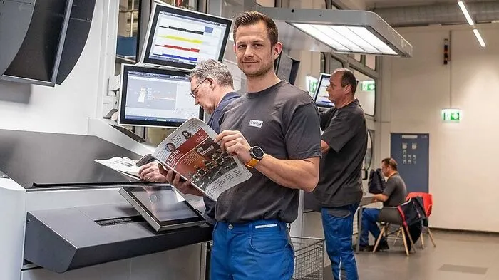 Marco Bedöcs und Kollegen in der neuen Kommandozentrale der Druckerei