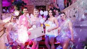 Bunte Outfits und viel nackte Haut waren auch heuer im Trend