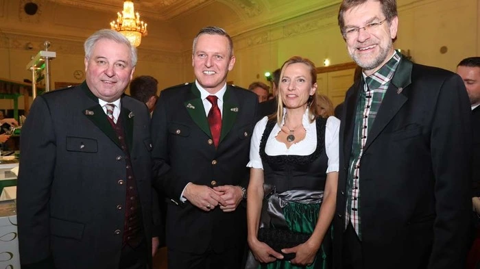 Zwei neue Minister, zwei Steirerball-Debütanten: Sowohl Verteidigungsminister Mario Kunasek als auch Familienministerin Juliane Bogner-Strauß - hier mit Ballchef Andreas Zakostelsky und LH Hermann Schützenhöfer - wagten sich zum ersten Mal auf's Steirerball-Parkett.