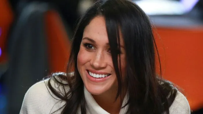 Prinz Harry (33) und seine Verlobte Meghan Markle (36) sind von einer großen Schar von Zaungästen in Birmingham begrüßt worden.