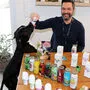 Michael Tripold und Familienhund Puppi testen die „Doggyroller“-Produkte vorab  