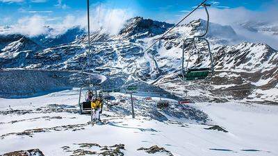 Am Mölltaler Gletscher können schon die Bretteln angeschnallt werden!