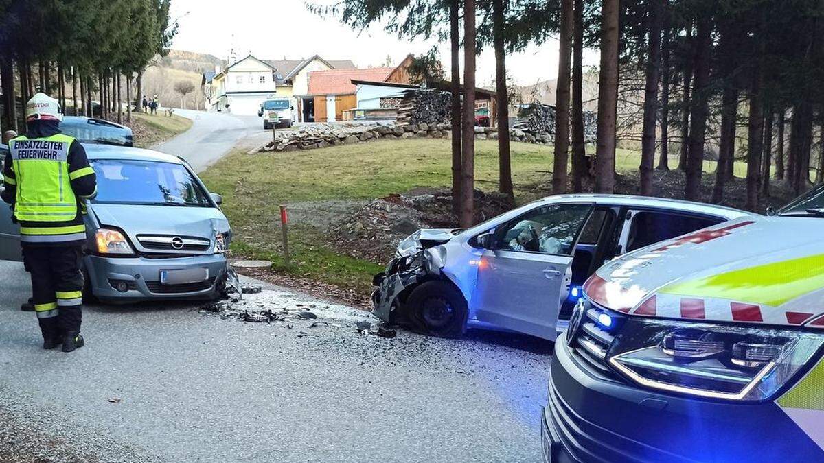 Die beiden Fahrzeuge wurden durch den Zusammenstoß schwer beschädigt