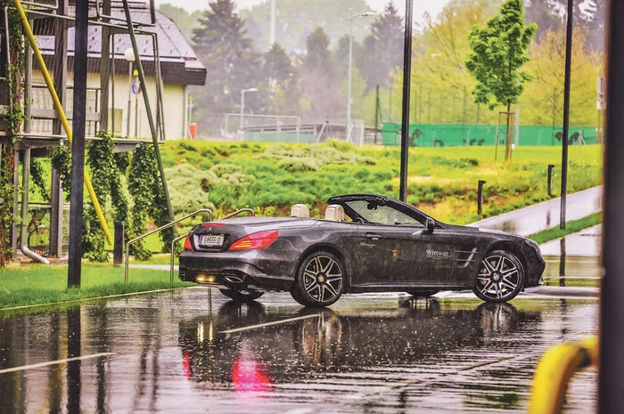 Edler Zwei­sitzer, gediegen bis in die letzte Schraube: der modellgepflegte Mercedes SL 500