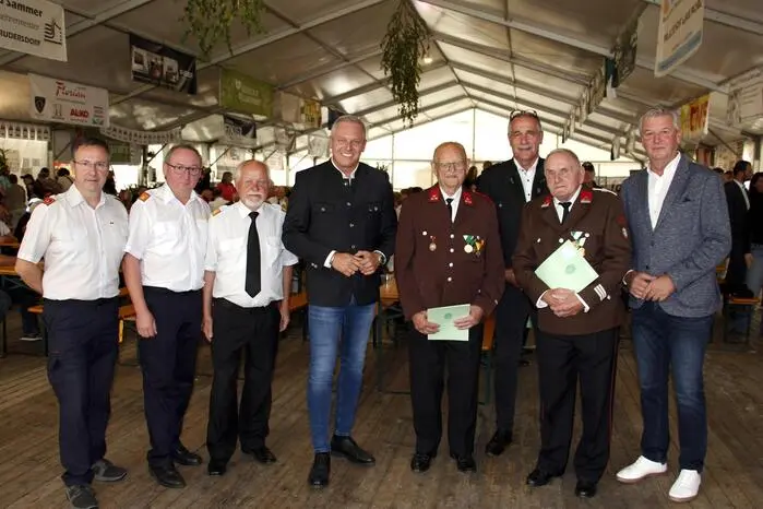  So ließ es sich Landeshauptmann Mario Kunasek nicht nehmen dem Seniorennachmittag im Festzelt beizuwohnen und die Ehrung langjähriger verdienter FF-Kameraden vorzunehmen