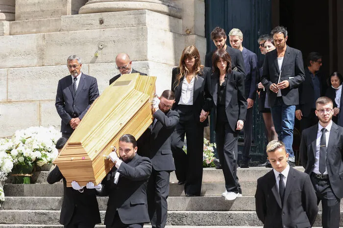 Jane Birkins Töchter, Charlotte Gainsbourg und Lou Doillon, gingen hinter dem Sarg ihrer verstorbenen Mutter.