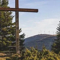 Noch stehen die Windkraftanlagen in einiger Entfernung zum Gipfelkreuz des Bärofens
